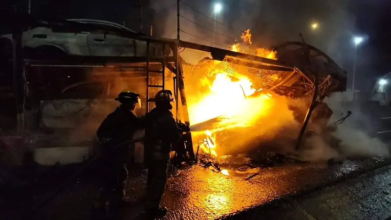 Tráiler con carga de vehículos se incendia en la carretera Xalapa-Veracruz